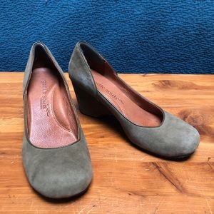 Gentle Souls Amuru wedge in Olive green size 8.5